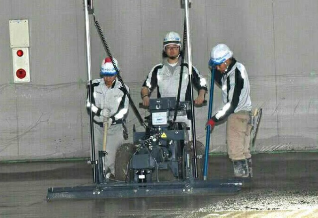 コンクリート打設・均し