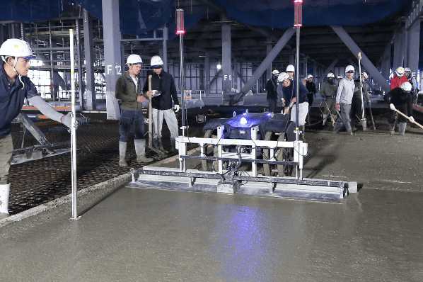 データセンタースラブ工法 画像02 工程1：レーザースクリードによる土間均し