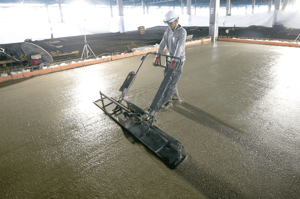 データセンタースラブ工法 画像03 工程2：再振動締め固めの施工状況