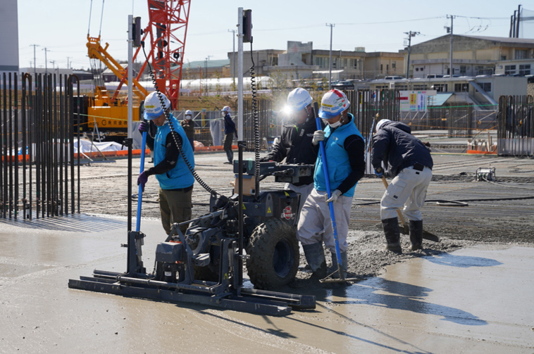 画像：自動床均し機レーザースクリード