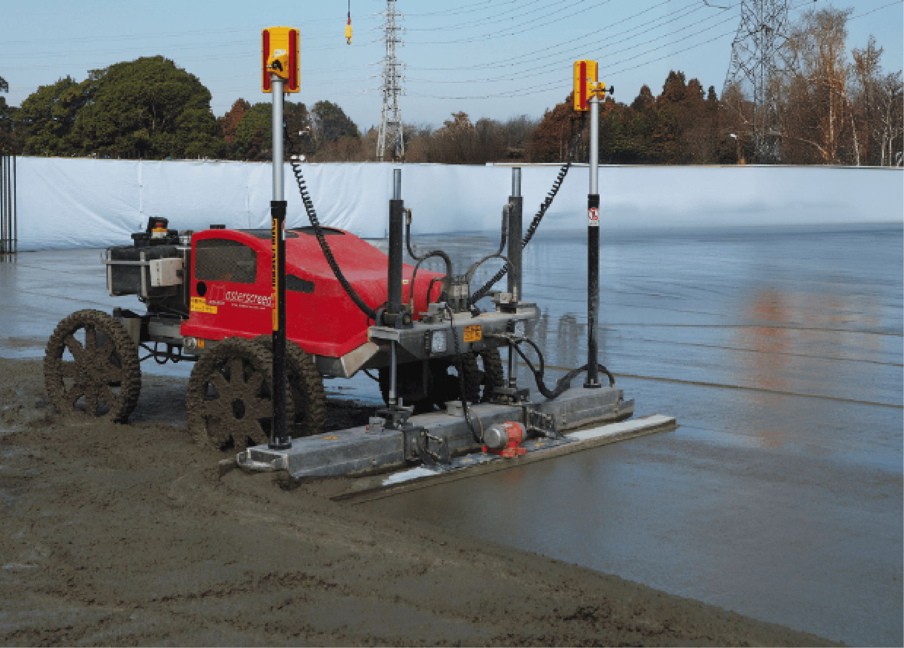 建設DX化のコンクリートバイブレーター、スラブレーターで省力化施工