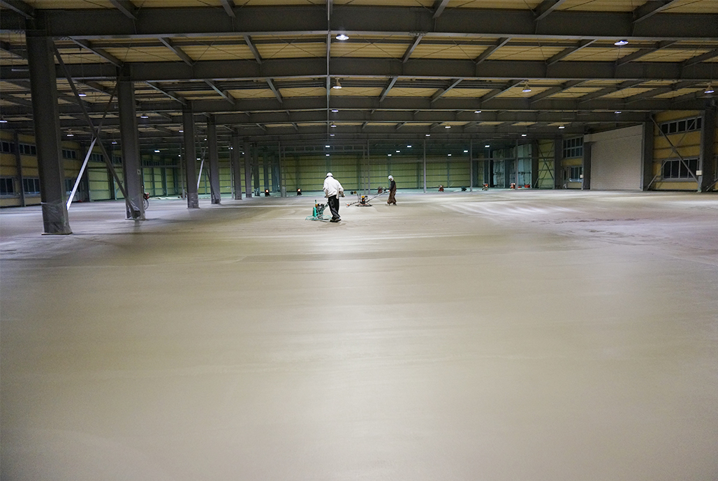大規模倉庫でのコンクリート床施工事例