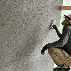 アンティークモルタルを塗る左官仕上げの職人