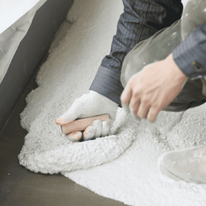 金鏝を用いてエクストンを打ち込む様子