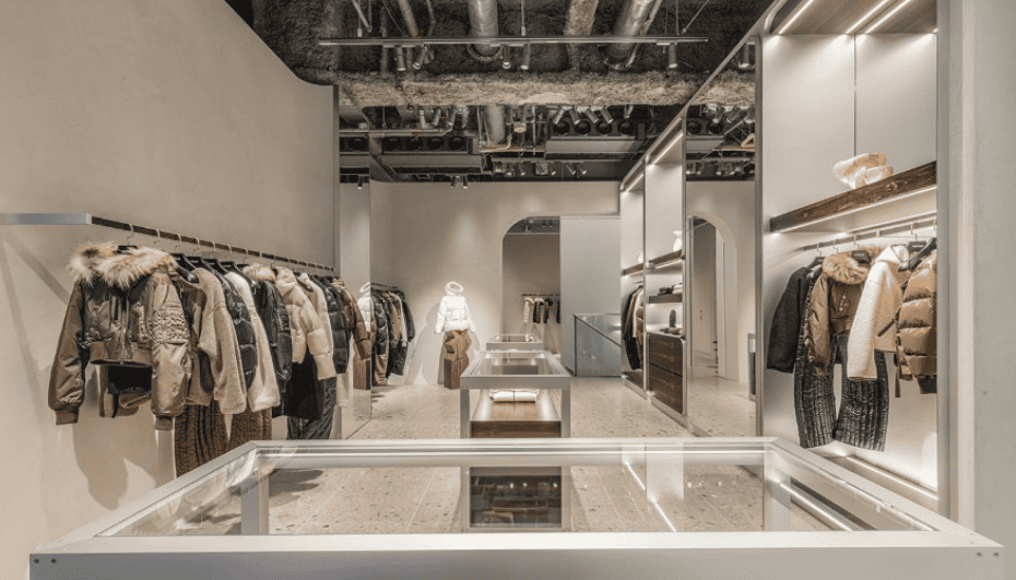 東京都中央区 ブランド衣料品店      壁面：モールテックスによる金鏝仕上げ