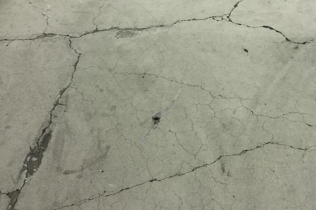 コンクリート中の気泡・水ミチが除去できないまま仕上げると、ひび割れの原因となる