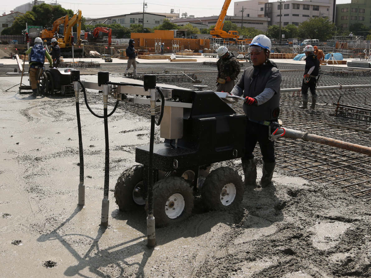 建設DX化のコンクリートバイブレーター、スラブレーターで省力化施工