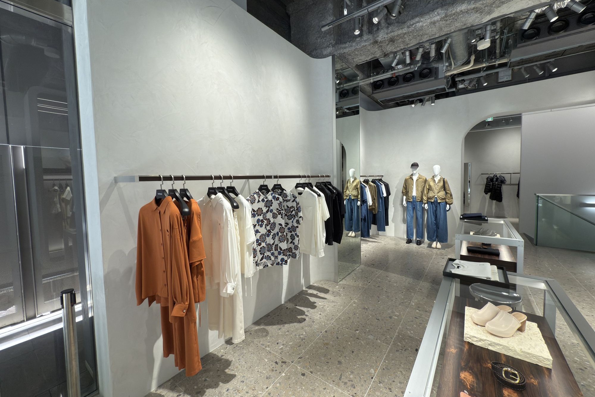 アパレル店舗の壁面に施工したモールテックス仕上げ
