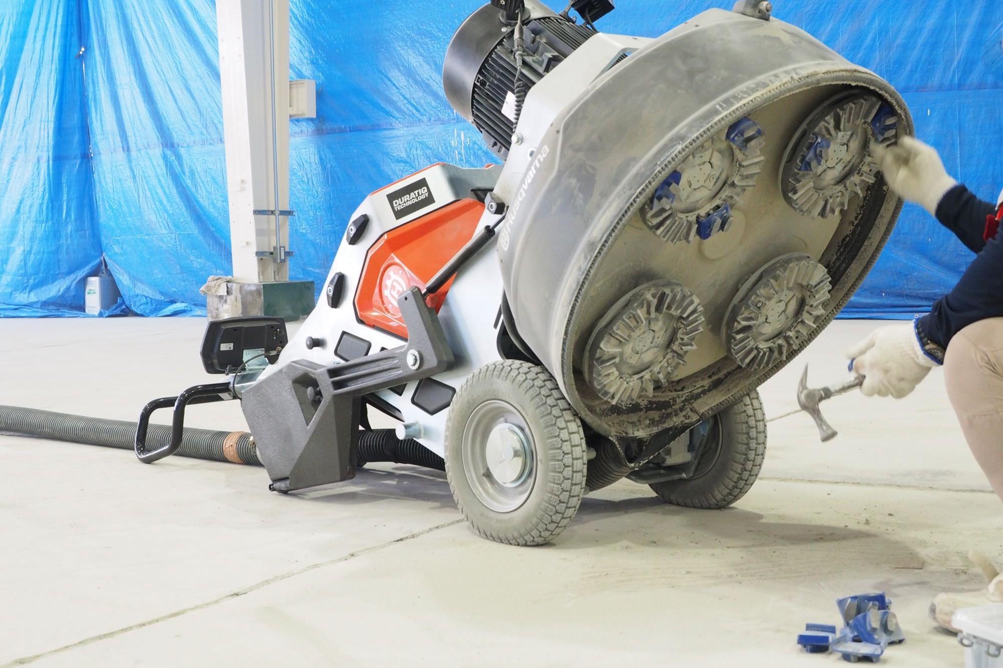 Duratiq研磨機のダイヤモンド工具を交換する作業