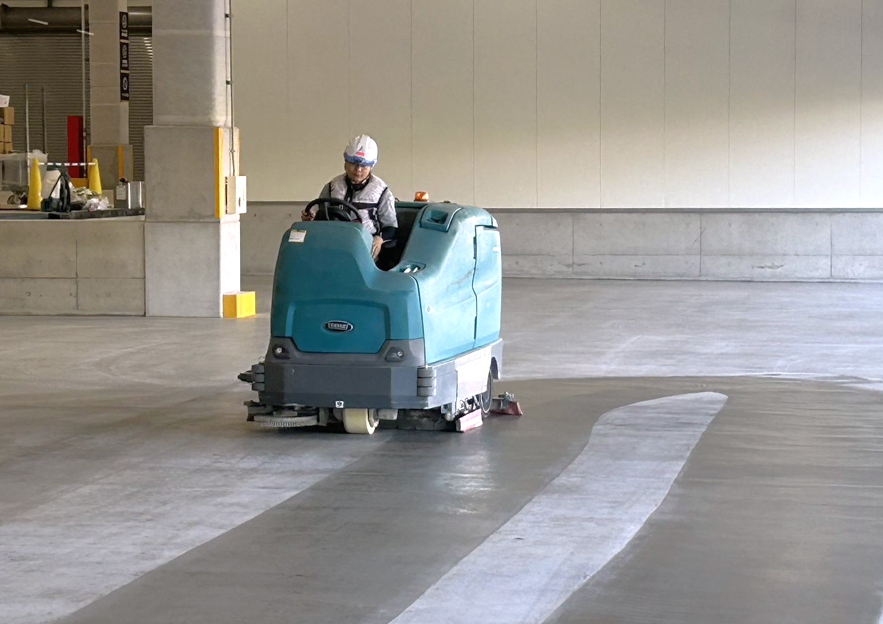 乗用式清掃機による倉庫床のメンテナンス